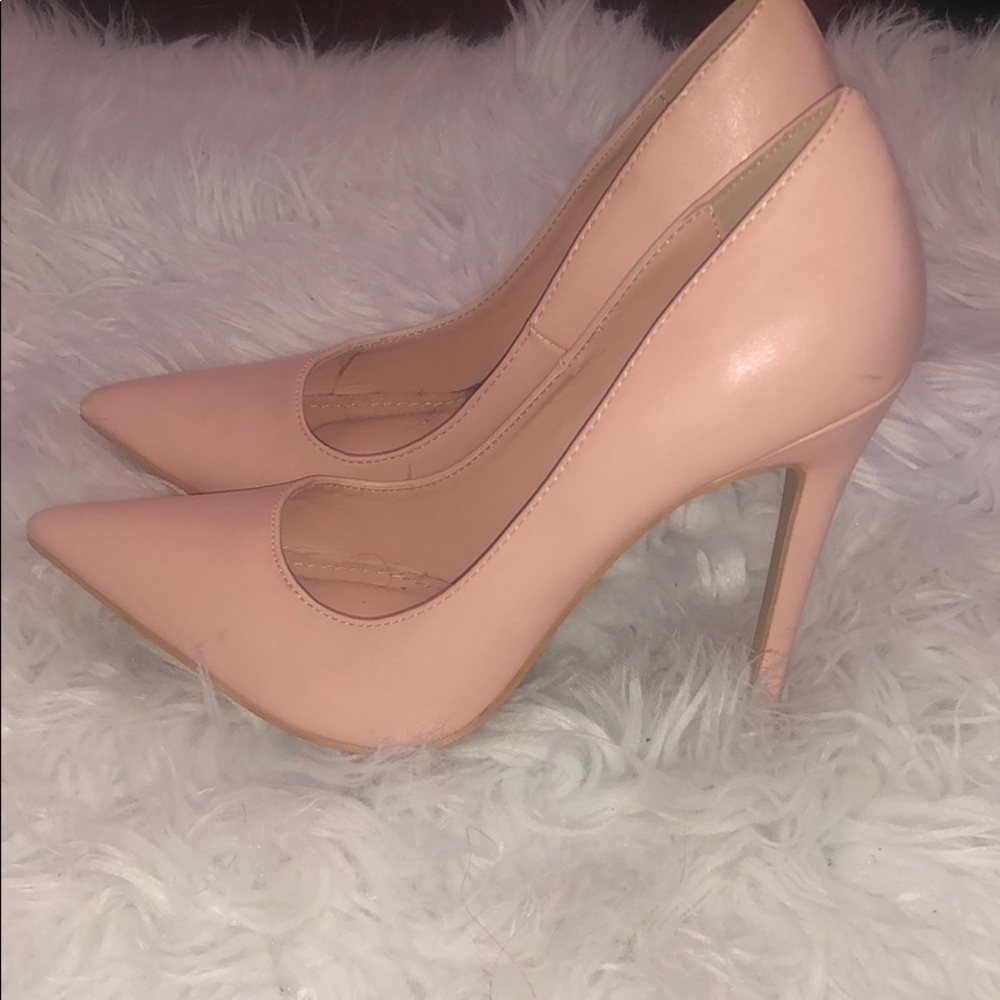 Light pink pumps